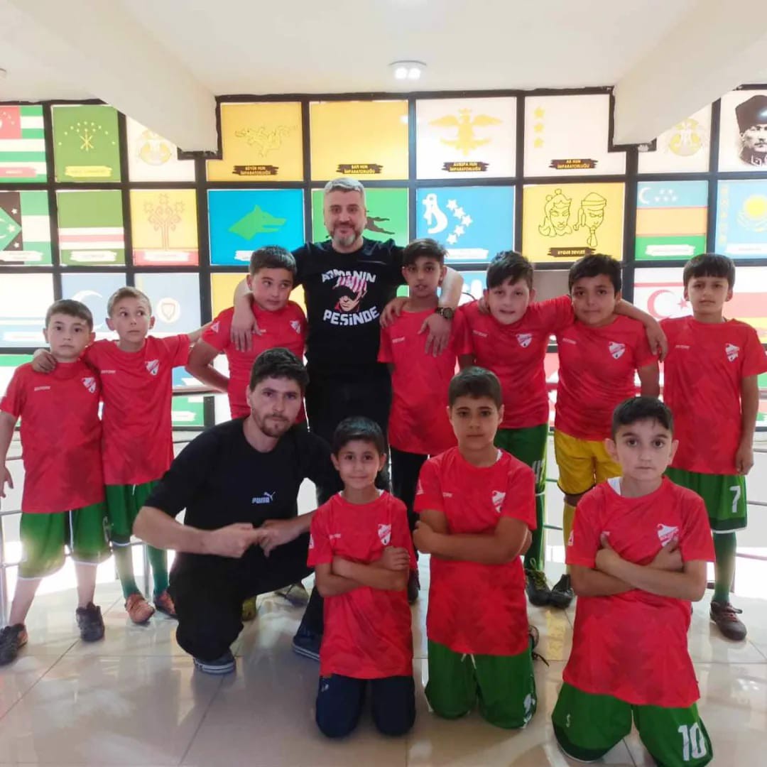 İlçemiz 9 Yaş Futbol Takımına Forma Hediyesi